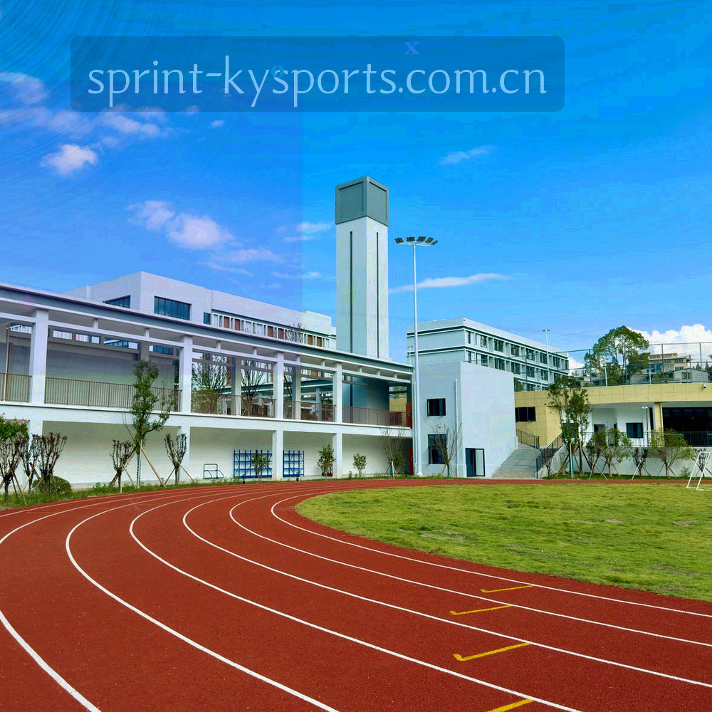 琥珀色与红色方形标记叠加在草皮纹理上的抽象构图